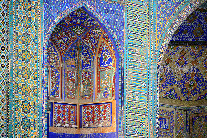 波斯瓷砖(Qashani) -华丽的壁龛在阿里(Hazrat Ali Mazar)，马扎里沙里夫，巴尔赫省，阿富汗